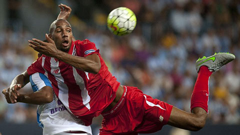 Malaga 0-0 Sevilla: Nzonzi lĩnh thẻ đỏ ngay trận ra mắt