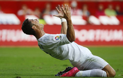Phản ứng của Ronaldo sau khi Real bị từ chối một quả phạt đền trong hiệp 1
