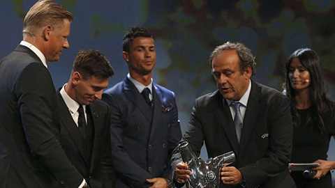 Ronaldo ngao ngán nhìn Messi nhận giải Cầu thủ xuất sắc nhất châu Âu 2014/15