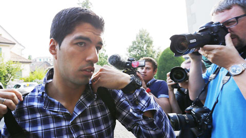 Tự truyện 'Vượt qua giới hạn' của Luis Suarez (Kỳ 12): Đau đầu trong vòng xoáy kim tiền