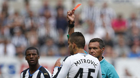 Arsenal hưởng lợi vì chiếc thẻ đỏ hơi nặng của Mitrovic