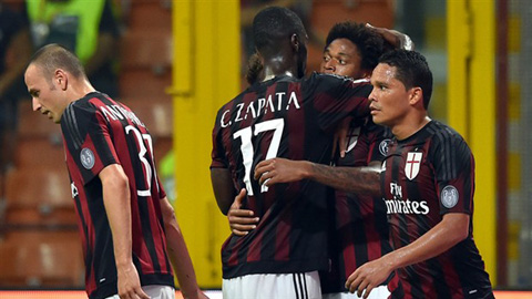 Bacca & Adriano lập công, Milan thắng trận đầu tiên ở Serie A