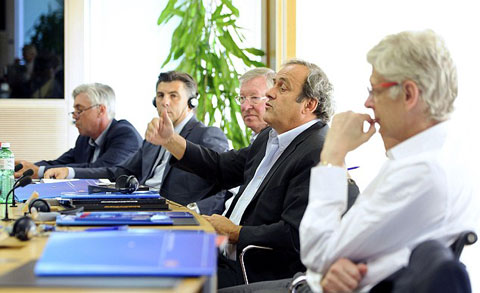 Chủ tịch UEFA Platini điều hành hội nghị
