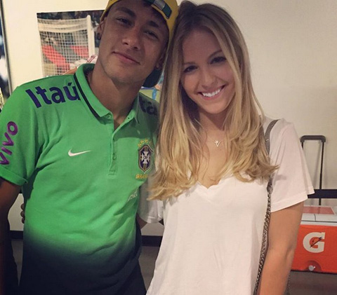 Beatrice Bouchard và Neymar khá thân mật bên nhau