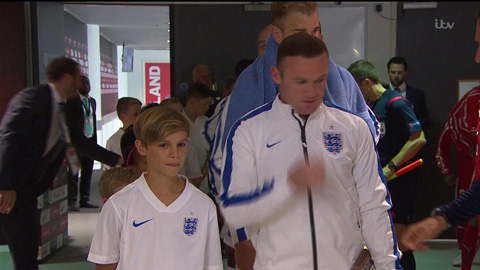 Romeo Beckham háo hức khi sát cánh cùng Rooney