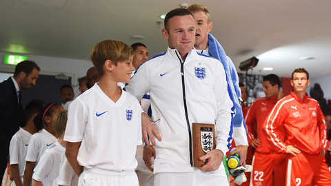 Con trai Beckham làm Mascot trong ngày Rooney đi vào lịch sử bóng đá Anh