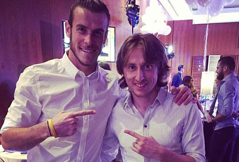 Bale chụp ảnh cùng Modric trong lễ sinh nhật của tiền vệ người Croatia