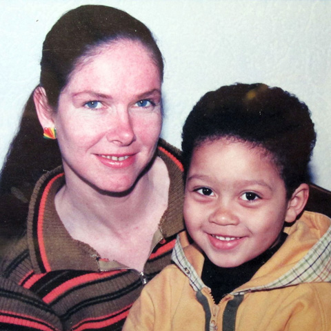Memphis Depay và bà mẹ Cora (trái)