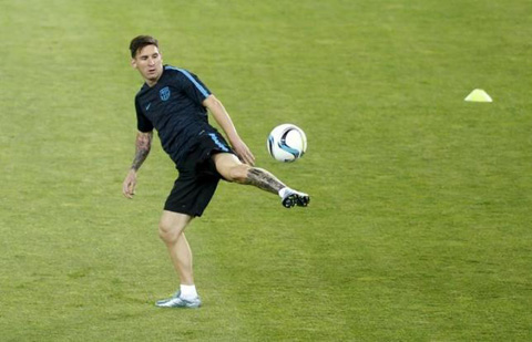Messi bỏ lỡ buổi tập để trở về nhà hộ đê