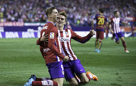 Torres ghi bàn nhưng Atletico không thể bảo toàn chiến thắng trên nhà Vicente Calderon