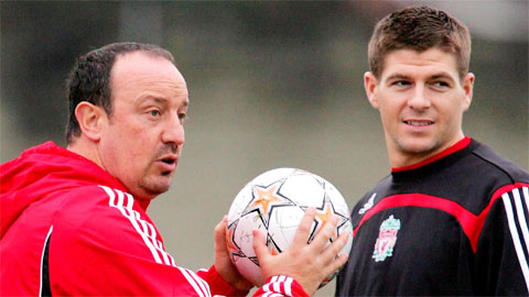 Benitez chỉ trích Gerrard bịa đặt để bán tự truyện