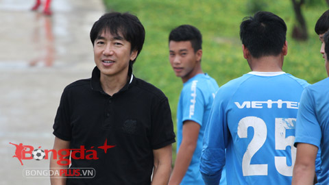 HLV Toshiya Miura tham quan Trung tâm đào tạo bóng đá Viettel