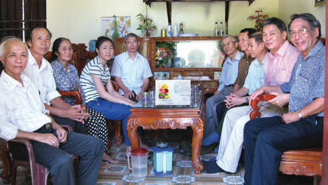 Đoàn cán bộ hưu trí tới thăm nữ cầu thủ Lê Thị Thu