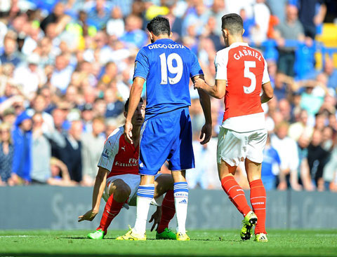 Các cầu thủ Arsenal bị mắc bẫy của Costa