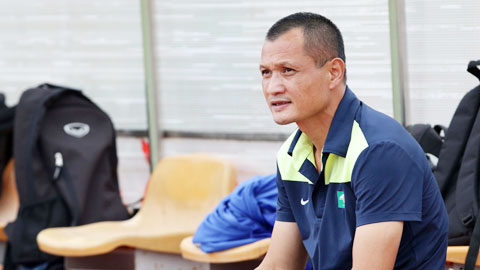 HLV Ngô Quang Trường (SLNA): “Dùng cầu thủ trẻ không đơn giản”