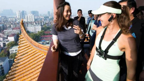 Martina Hingis và Li Na rạng rỡ trên đỉnh Hoàng Hạc Lâu
