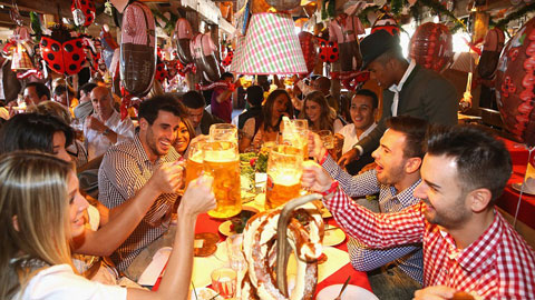 Sao Bayern rạng ngời trong lễ hội bia Oktoberfest