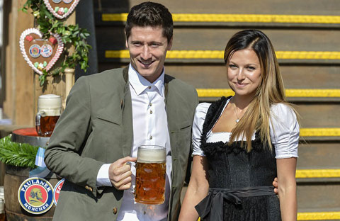Tiền đạo Lewandowski và cùng cô vợ Anna trong lễ hội bia