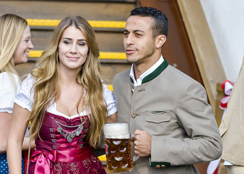Tiền vệ Thiago Alcantara và cô vợ Julia trong trang phục truyền thống xứ Bavaria