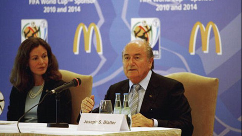 Các nhà tài trợ rủ nhau yêu cầu Blatter từ chức