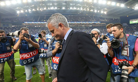 HLV Mourinho bị phóng viên bao vây sau trận Chelsea để thua Porto