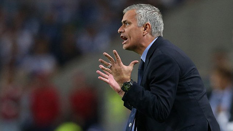 Mourinho biến phòng thay đồ Chelsea thành sân khấu tâm lý
