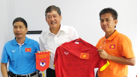 Đại sứ Việt Nam tại Myanmar thăm đội U19 Việt Nam