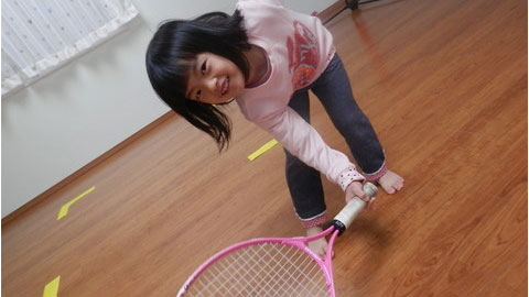 Cô bé 4 tuổi chơi tennis như chuyên nghiệp