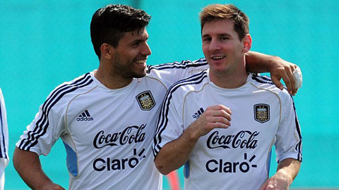 Aguero vui vẻ nhận áo số 10 của Messi ở ĐT Argentina