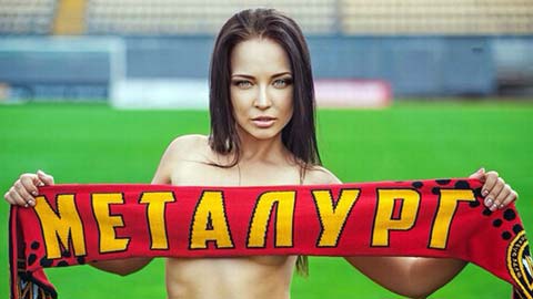 Sau giờ bóng lăn 7/10: Siêu mẫu Ukraine tụt đồ quyên tiền cứu đội bóng