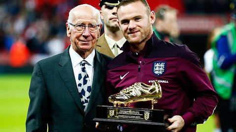 Rooney vinh dự được nhận giày vàng từ Sir Bobby Charlton