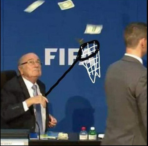 Ảnh chế Chủ tịch FIFA - Sepp Blatter đã bị diễn viên hài Lee Nelson ném tiền vào người ngay giữa phòng họp báo tại Zurich (Thụy Sỹ) vào tối 20/7