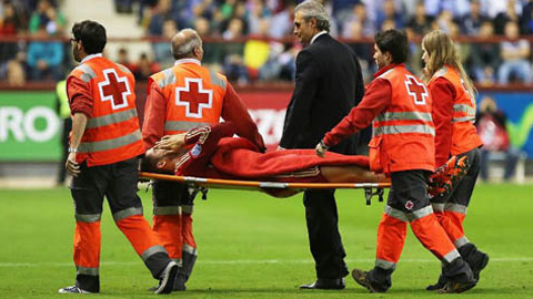 Morata rời sân bằng cáng, may mắn không phải phẫu thuật