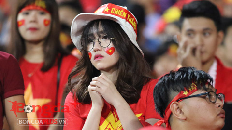 Hot-girl buồn bã khi Việt Nam thất bại trước Thái Lan