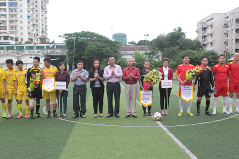 Lãnh đạo 2 đội tặng hoa và cờ lưu niệm cho cầu thủ và trọng tài