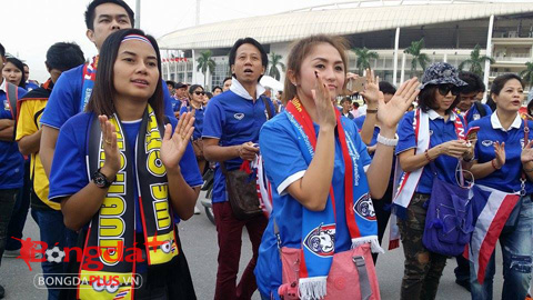 Có khá đông nữ CĐV Thái Lan lặn lội đến Hà Nội để cổ vũ cho đội bóng quê hương