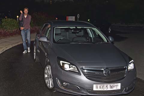 Tối thứ Tư, HLV Klopp dùng xe Vauxhall Insignia
