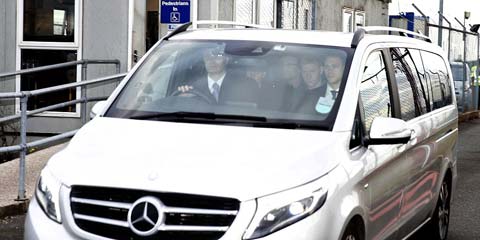 Lần đầu tiên xuất hiện, HLV Klopp dùng xe Mercedes
