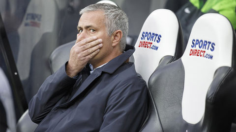 Mourinho bị cấm chỉ đạo 1 trận, nộp phạt 50.000 bảng