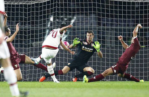 Bacca dứt điểm quyết đoán giúp Milan dẫn trước 1-0