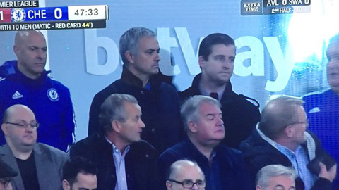 Mourinho bị đuổi vì xô xát với trọng tài