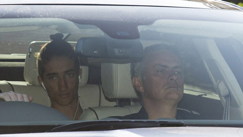 Mourinho rời sân tập Chelsea với tâm trạng căng thẳng
