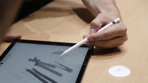 Bút cảm ứng Apple Pencil được bán kèm đầu nối Lightning
