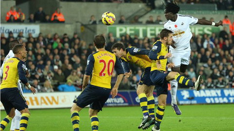 Gomis ấn định chiến thắng cho Swansea ở 2 trận đối đầu gần nhất với Arsenal