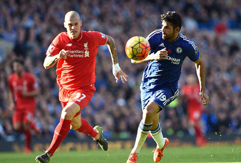 Diego Costa bất lực trước sự đeo bám của Martin Skrtel