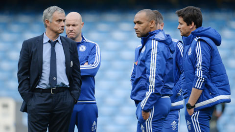 Ghế HLV ở Chelsea: Mourinho đang tìm mọi cách hoãn binh