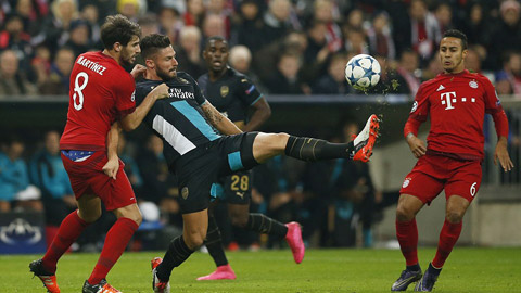 Những nỗ lực của Giroud không đủ giúp Arsenal thoát khỏi thất bại nặng nề trước Bayern