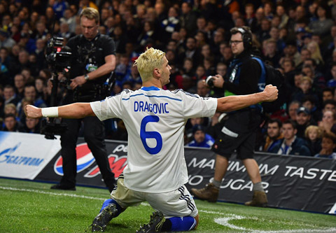 Dragovic vừa là người hùng, vừa là tội đồ của Dynamo Kiev trong thất bại 1-2 trước Chelsea