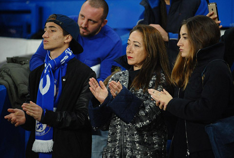 HLV Mourinho nhận được sự động viên to lớn của gia đình, trong ảnh là vợ cùng 2 con của chiến lược gia người Bồ