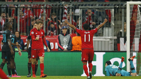 Mueller lập cú đúp, nhưng Douglas Costa góp công ở 4/5 bàn của Bayern vào lưới Arsenal